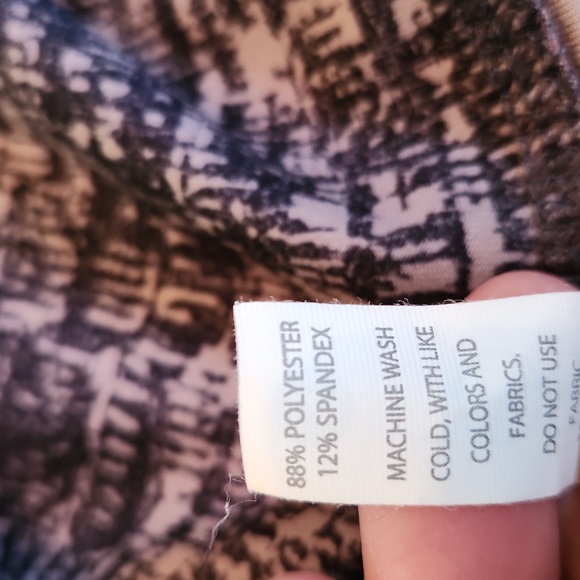 Scorpio Sol Leggings with Side Pockets - Picture 5 of 9